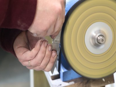 Les lames du couteau, tout comme le manche, peuvent être satinées et polies de différentes façons selon le rendu souhaité, plutôt mat ou plutôt brillant. Lors des stages, chacun peut décider de personnaliser son couteau à son goût.