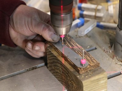 Les manches des couteaux sont travaillés directement à l'atelier.