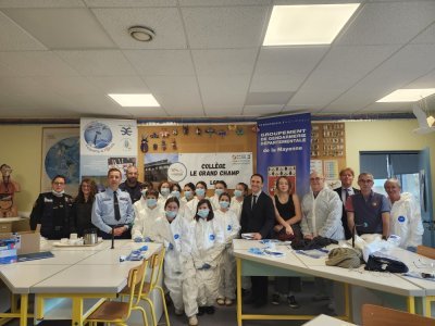 Douze élèves, dont 10 filles, de 4e et de 3e font partie de la 3e édition du programme "Experts à l'école".