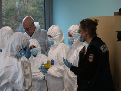 Les collégiens de Grez-en-Bouère attentifs aux explications d'une technicienne en identification criminelle de Laval.