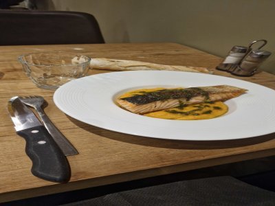 Saumon cuit au feu de bois.