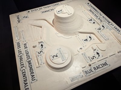 La maquette extérieure, en bois, présente aussi les abords et les rues adjacentes grâce notamment à des indications en braille. - Célia Caradec