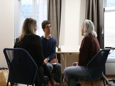 Par groupe de trois, les participants ont échangé sur leur façon de gérer les tensions en entreprise. - Lucie Peudevin