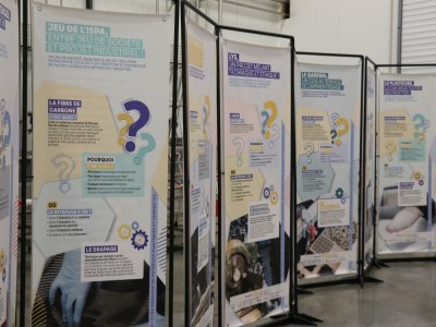 Dix panneaux pédagogiques valorisent les familles de métiers de l'industrie. - Lucie Peudevin