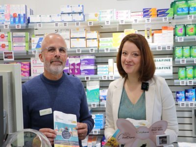 Le pharmacien Boris Marie et Anaïs Koelz de la sécurité routière à la préfecture de la Manche présentent ce sachet. - Thibault Lecoq