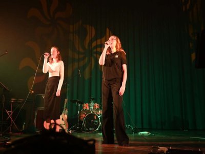 Elise Quiniou et sa maman Servanne Quiniou vont toutes les deux se produire sur le plateau de la Star Academy vendredi 21 novembre. - Servanne Quiniou