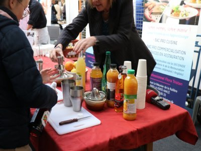 Des groupes scolaires ont pu tester le secteur de la restauration avec un atelier cocktails. - Lucie Peudevin