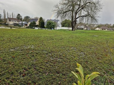 Sous cette pelouse se cachent trois grandes cuves de 21m de long pour récupérer de l'eau. - Thibault Lecoq