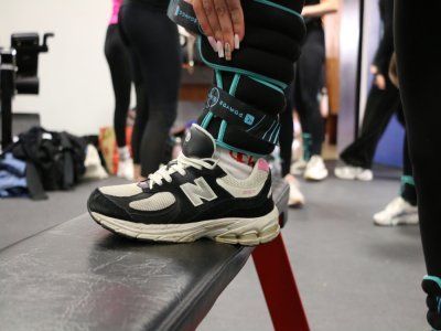 L'équipe s'entraîne cinq fois par semaine au CPG (centre performance glace) de Rouen. Après l'échauffement, les athlètes enchaînent des exercices de renforcement musculaire et de souplesse avec des poids.