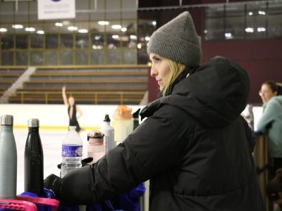 Alicia Buquet est l'entraîneur de l'équipe senior des Jeanne d'Arc, Rouen Olympique Club, depuis le mois de mai. Plus jeune, elle a patiné dans cette équipe, ce qui lui a permis de participer une dizaine de fois à la French Cup.