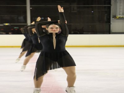 L'équipe dessine ses tuniques, qui sont ensuite réalisées sur mesure par une couturière. Au total, 162 strass par tunique sur le programme long et une centaine sur le programme court, qu'elles collent elles-mêmes.