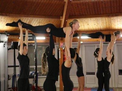 L'équipe ne s'entraîne pas seulement sur la glace. Elle exécute la chorégraphie des programmes au sol pour parfaire l'unisson et la synchronisation et travailler les portés qui nécessitent de la force et de la coordination.