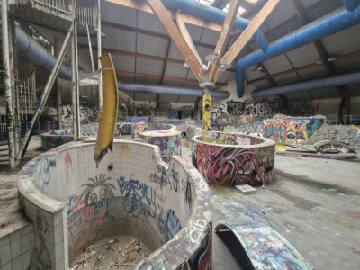 Voici le site tel qu'il est aujourd'hui. Ouverte en 1989, l'ancienne piscine avait dû fermer ses portes après une mauvaise gestion financière.