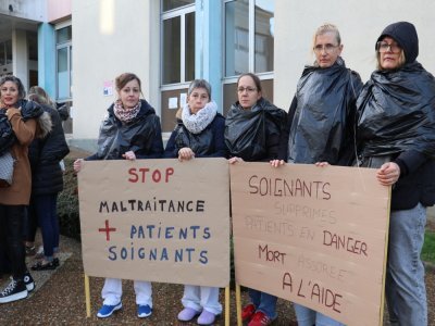 Les pancartes sont brandies : "Stop maltraitance, plus de patients et soignants" et "Soignants supprimés, patients en dangers, mort assurée. A l'aide". - Lucie Peudevin