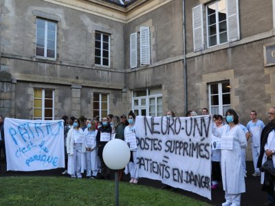 Plus de deux cents salariés se sont réunis devant les bureaux de la direction de l'hôpital d'Alençon. - Lucie Peudevin