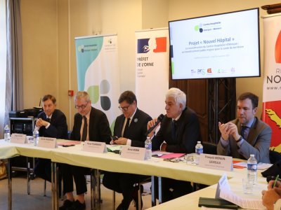 Alors que les élus locaux s'apprêtaient à présenter le projet du nouvel hôpital d'Alençon, le personnel de santé faisait entendre ses revendications lundi 24 novembre. - Lucie Peudevin