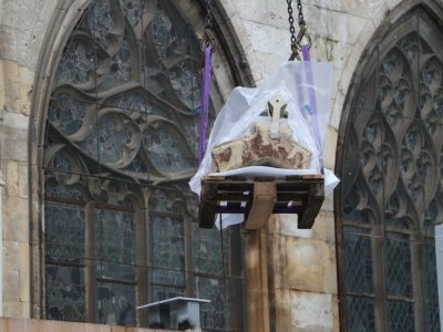 Les 146 blocs qui constituent l'aiguille de la flèche vont être déposés un à un. - Célia Caradec