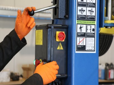 Alors qu'il travaillait sur des voitures modernes, il a préféré le côté original et authentique des anciennes. En un an d'activité, il en a restauré une quarantaine, tout en apprenant à faire "comme avant".