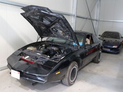 Valentin Pierre a l'opportunité de s'occuper de bijoux comme cette Pontiac "KITT" tout droit sortie de la série américaine K 2000. Evidemment, ce n'est pas l'originale, mais une réplique qu'un fan a décidé de rénover.