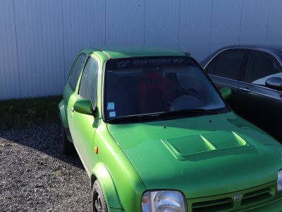 Sa passion pour l'automobile l'a amené à rénover une Nissan Micra, en y accolant une bannière en référence au jeu japonais Gran Turismo. Il a ensuite emmené son bolide sur le mythique circuit allemand du Nürburgring.