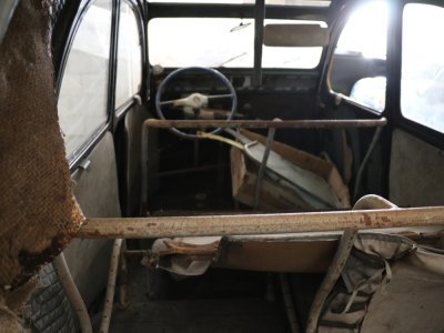 VP Factory s'occupe de la remise en marche et de la rénovation de véhicules anciens comme cette 2 CV qui ne demande qu'à connaître une deuxième jeunesse. Objectif : passer de la casse à la classe.