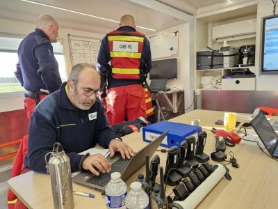 La FARN déploie à quelques kilomètres de la centrale un poste de commandement pour superviser les opérations. - Célia Caradec