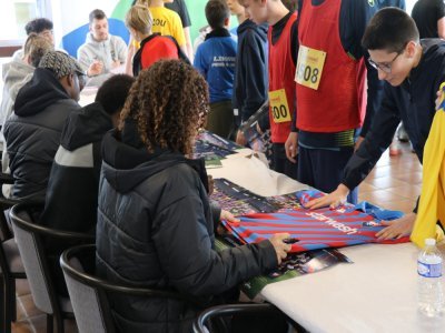 Léo Milliner, joueur du Stade Malherbe Caen, signe un maillot. - Léo Besselievre
