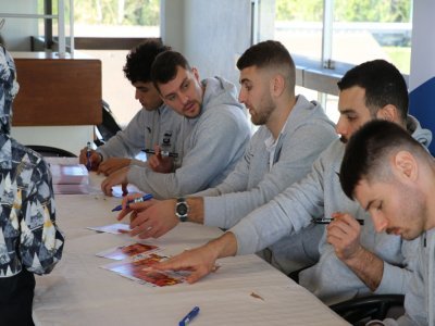Allan Villeminot et ses coéquipiers du Caen Handball ont également joué le jeu des dédicaces. - Léo Besselievre