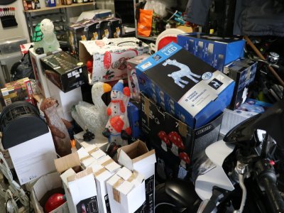 Certaines sont achetées par Yves Lebourgeois, d'autres sont données par des personnes généreuses : "Je suis même parfois obligé de faire don de peluches tellement il y en a", parmi les pères Noël et les bonshommes de neige.