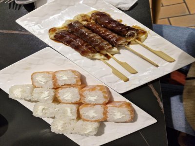 Les saumon rolls cheese et les brochettes.