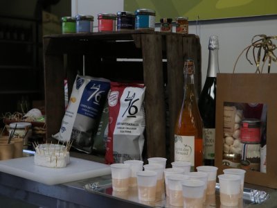 L'association Box Fermier a été créée en 2018 par des producteurs fermiers. Il s'agit d'un grossiste alimentaire de produits fermiers en circuit court avec plus de 1 200 produits référencés. Ils travaillent avec 66 producteurs normands.