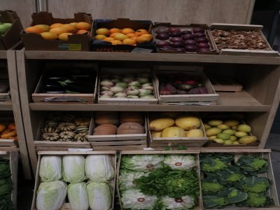 Presto'Bio est seul grossiste de fruits et légumes certifiés bio en Normandie, ce qui représente à peu près quatre mille tonnes de marchandise par an. Ils les redistribuent à leurs 600 clients dans toute la France.