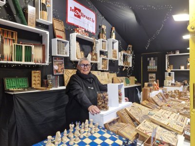 Cathy Peltier vend des jeux en bois sur le marché de Noël de Caen.