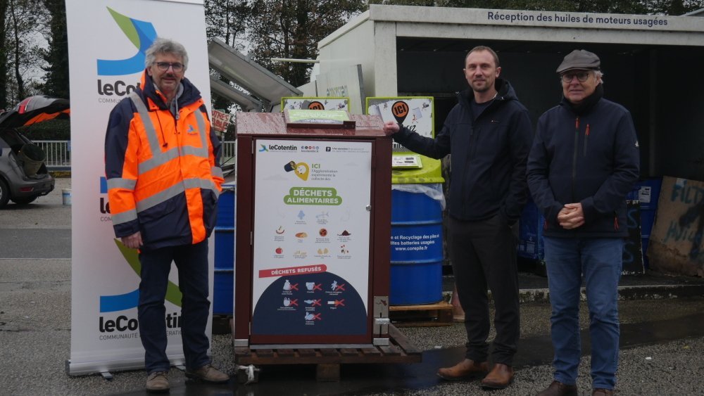 Bertrand Lefranc (au milieu), adjoint de Cherbourg-en-Cotentin, et Edouard Mabire (&agrave; droite), vice-pr&eacute;sident de l'Agglom&eacute;ration du Cotentin, esp&egrave;rent r&eacute;duire de moiti&eacute; le nombre de d&eacute;chets enfouis sur le territoire de la collectivit&eacute;.