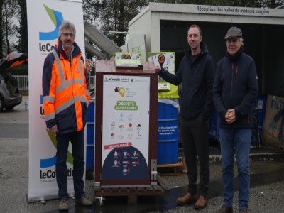 Bertrand Lefranc (au milieu), adjoint de Cherbourg-en-Cotentin, et Edouard Mabire (&agrave; droite), vice-pr&eacute;sident de l'Agglom&eacute;ration du Cotentin, esp&egrave;rent r&eacute;duire de moiti&eacute; le nombre de d&eacute;chets enfouis sur le territoire de la collectivit&eacute;. - Julien Rojo