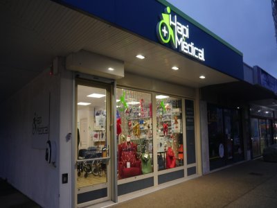 "On vend le fauteuil quasiment à 0 euro de marge", explique le pharmacien Bertrand Palin dans le quartier des Provinces. - Julien Rojo