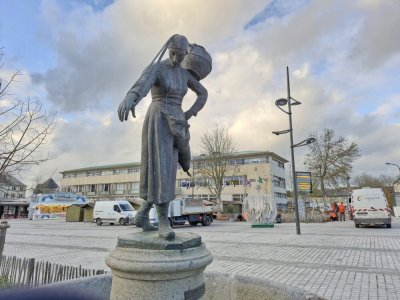 La Laitière Normande est une réplique d'une statue d'Arthur Leduc, détruite pendant la Seconde Guerre mondiale. La nouvelle version a été créée par Louis Derbré. - Thibault Lecoq