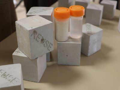 Cette première phase d'expérimentation a permis de réaliser des premiers blocs de béton. La différente entre eau non filtrée et filtrée est bien visible. - Léo Besselievre