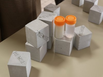 Cette première phase d'expérimentation a permis de réaliser des premiers blocs de béton. La différente entre eau non filtrée et filtrée est bien visible. - Léo Besselievre