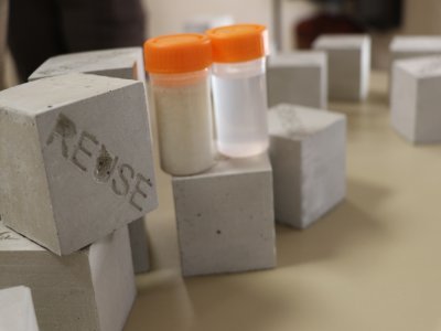 Cette première phase d'expérimentation a permis de réaliser des premiers blocs de béton. La différente entre eau non filtrée et filtrée est bien visible. - Léo Besselievre