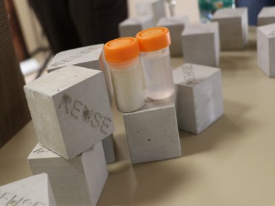 Cette première phase d'expérimentation a permis de réaliser des premiers blocs de béton. La différente entre eau non filtrée et filtrée est bien visible. - Léo Besselievre