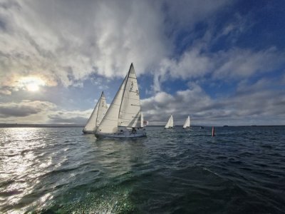 Pendant tout l'après-midi, les skippers enchaînent les tours de circuit. - Julien Rojo