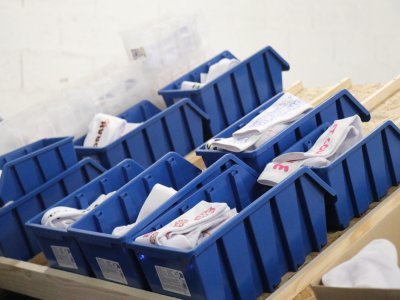 Face à la hausse importante des commandes, les équipes des Frères Chaussettes sont déjà passées en 2x8. "On va passer en 3x8 prochainement", indique Loan Godard, dans son atelier qui commence à devenir petit.