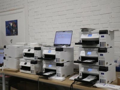 Chacune des personnalisations de chaussettes est imprimée. En ligne, des calques sont déjà proposés, pour changer une couleur ou du texte, mais techniquement, Les Frères Chaussettes peuvent tout modifier !