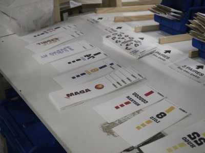 Les personnalisations imprimées, prêtes à être apposées sur la chaussette.