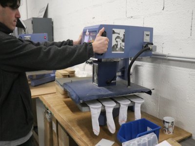 Pour personnaliser les chaussettes, le motif est apposé sur la paire, puis mis sur une presse à chaud pendant 70 secondes, à 200 degrés. Pendant le grand rush de décembre, environ 50 000 chaussettes vont sortir de l'atelier !