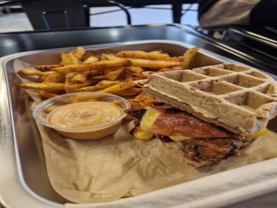 Le waffle burger (version mini) et ses frites.