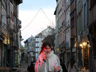 Pour la première fois cette année, la rue Eau de Robec de Rouen a été décorée pour Noël. Une initiative appréciée de certains commerçants de la rue et qui permet selon eux de gagner en visibilité et d'attirer les clients.