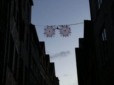Cette année, des flocons lumineux ont été installés en hauteur tout le long de la rue Damiette située dans le quartier des antiquaires à Rouen. Selon le moment de la journée, leurs couleurs varient.