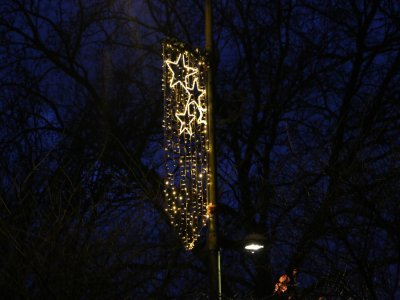 Comme l'an passé, la rue François Couperin située dans les Hauts-de-Rouen est illuminée pour Noël. Plusieurs décorations ont été installées par la municipalité sur les lampadaires tout le long de la rue.